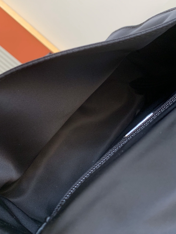 プラダバッグ着用イメージ